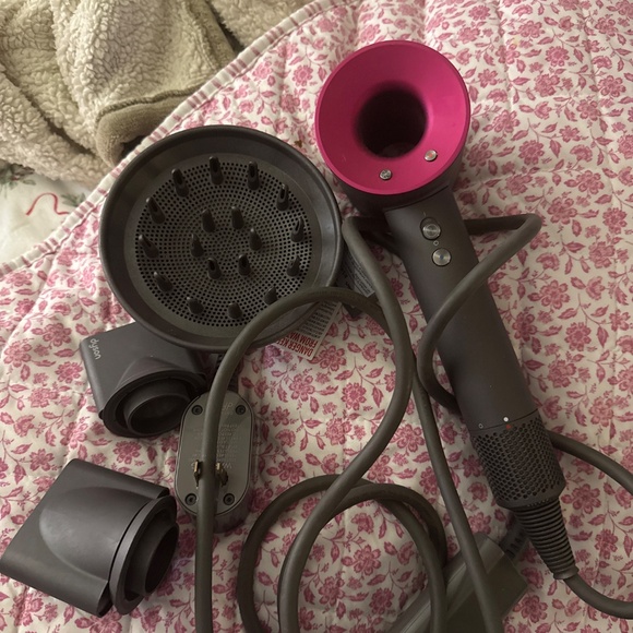 Dyson blow dryer with attachments like new - Picture 2 of 6